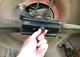 Remove the blade's bolt or nut 