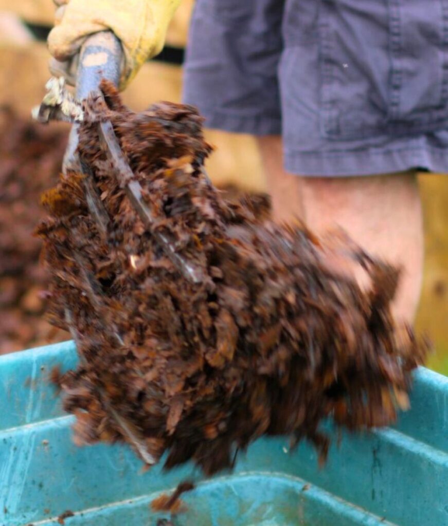 why does mulch smell so bad